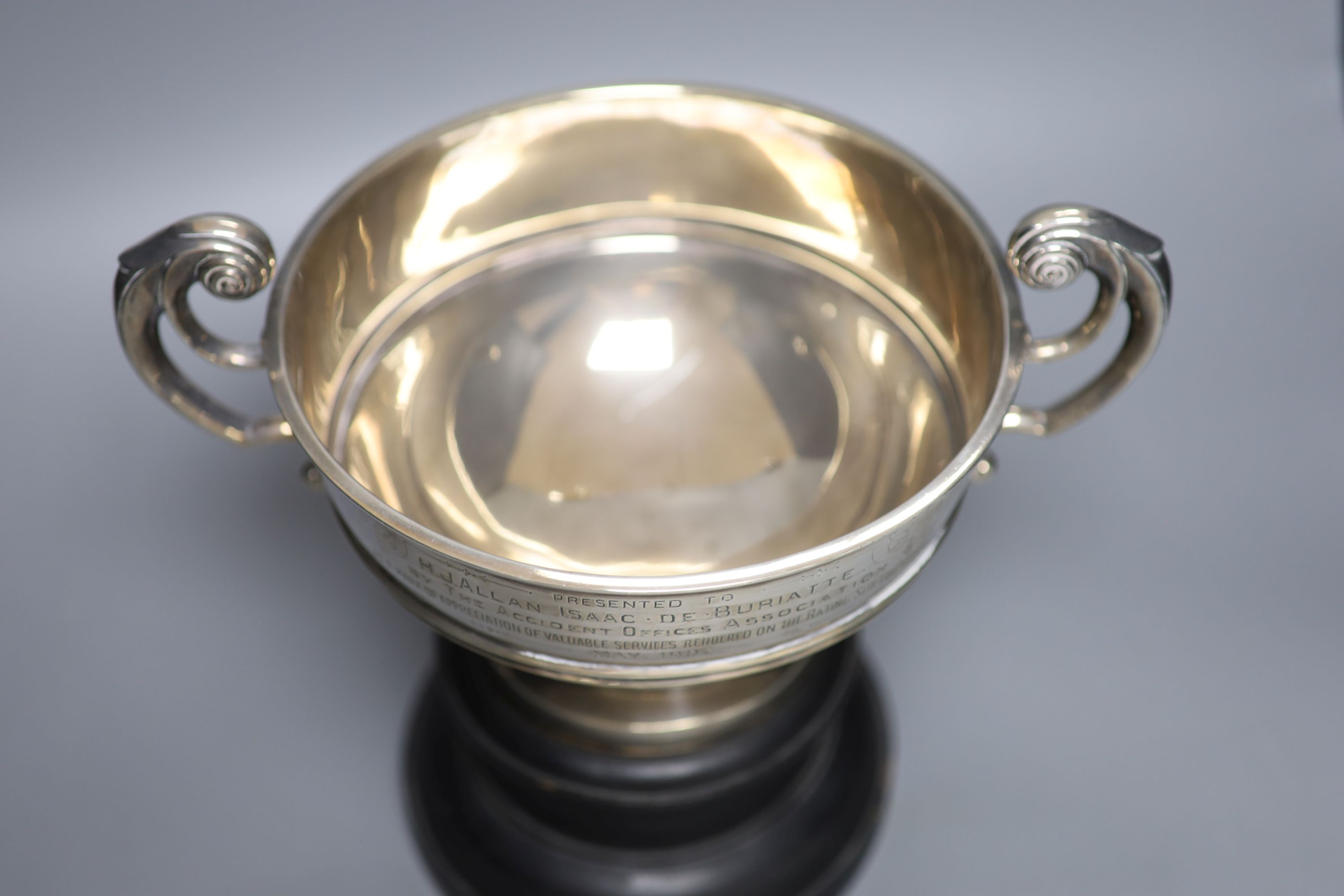 An Edwardian silver two handled presentation trophy bowl, Walker & Hall, Chester, 1906, diameter 20.8cm